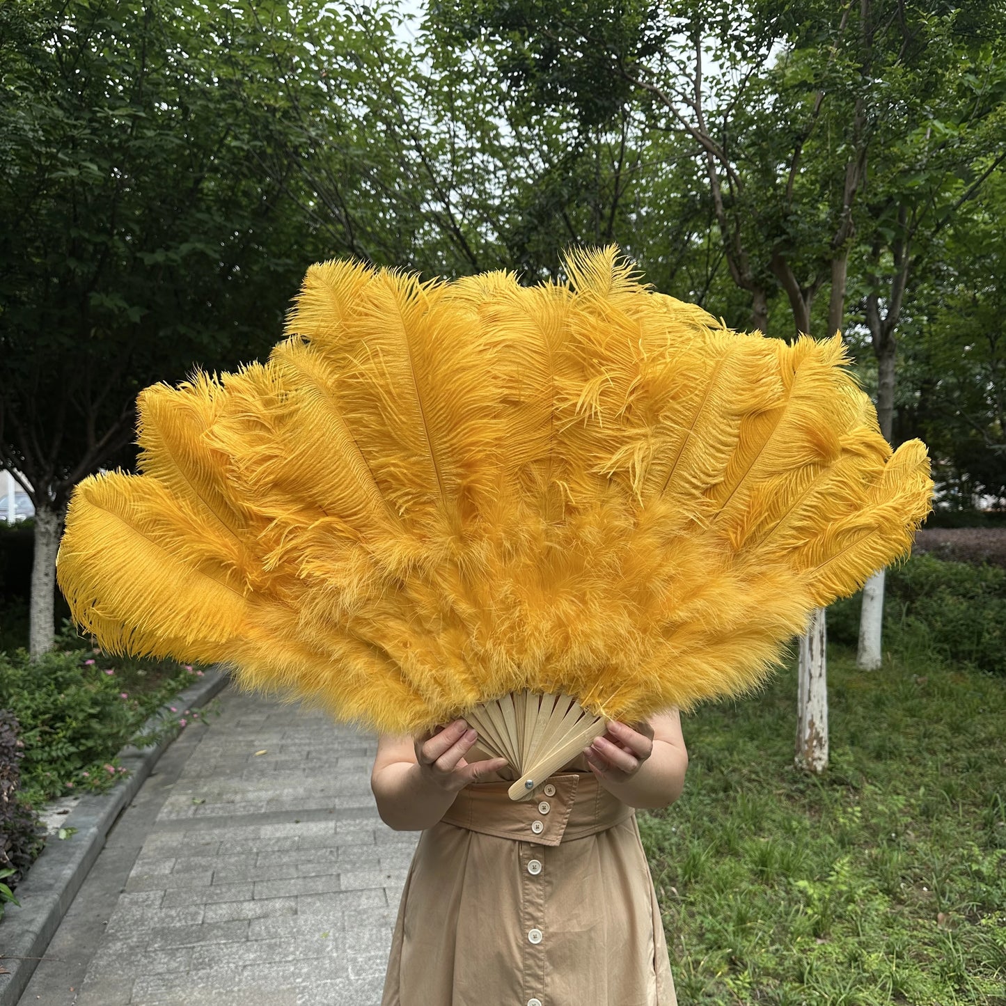 Abanico Grande de Plumas de Avestruz Blancas – Elegante Abanico para Baile y Actuaciones Escénicas (100 cm / 130 cm)