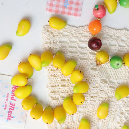 5 cuentas de resina de mini frutas – Bonitos dijes 3D de manzana y fresa para hacer joyas, pulseras, collares, colgantes y accesorios de manualidades