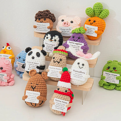 Poupée à énergie positive tissée à la main – Figurine en crochet de légumes et d'animaux avec carte de câlins, cadeau de festival fait à la main et artisanat de décoration intérieure créatif