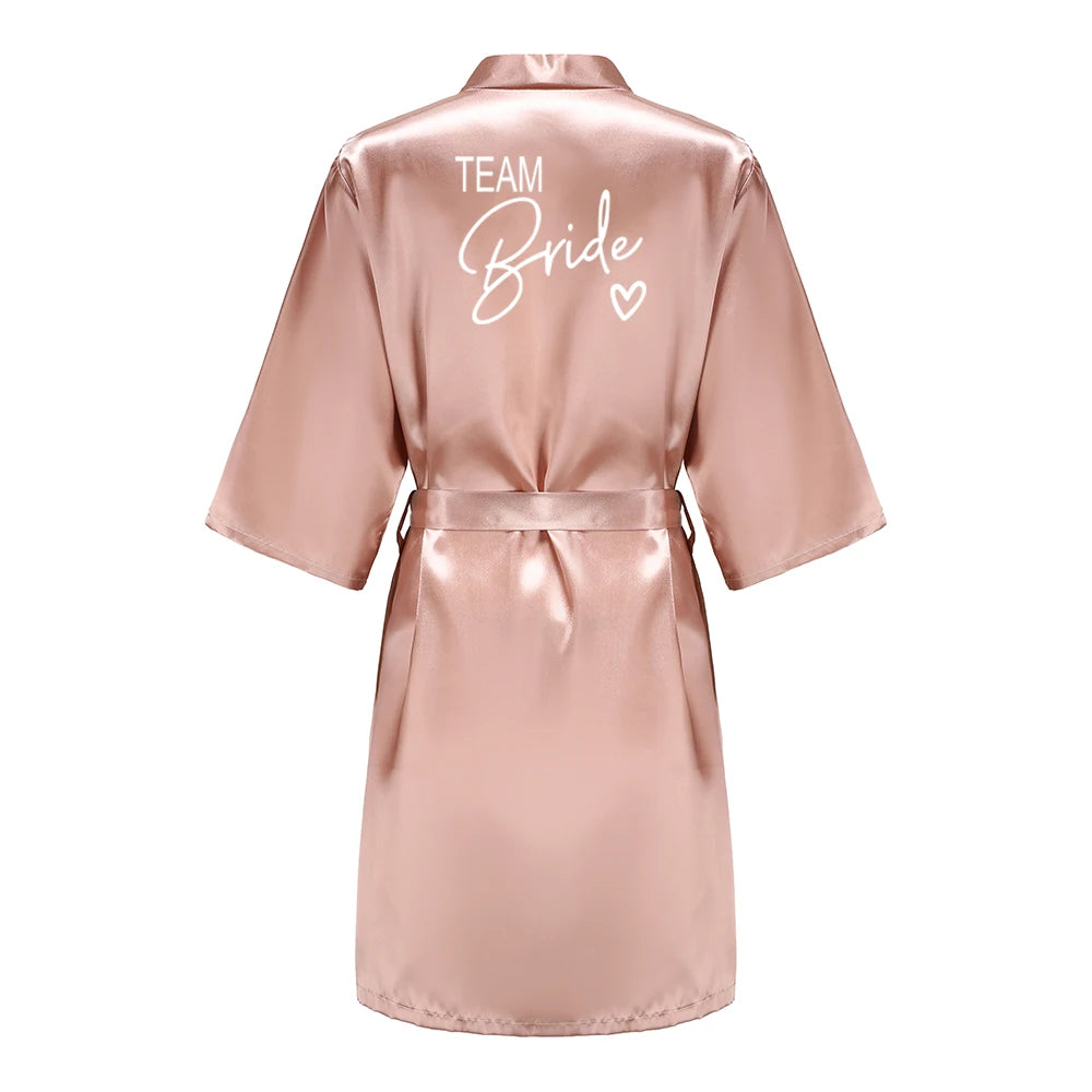 Bata de satén "Team Bride" – Kimono de pijama para fiesta de bodas con estampado de letras blancas | Regalo de despedida de soltera para mujer