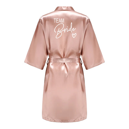 Bata de satén "Team Bride" – Kimono de pijama para fiesta de bodas con estampado de letras blancas | Regalo de despedida de soltera para mujer