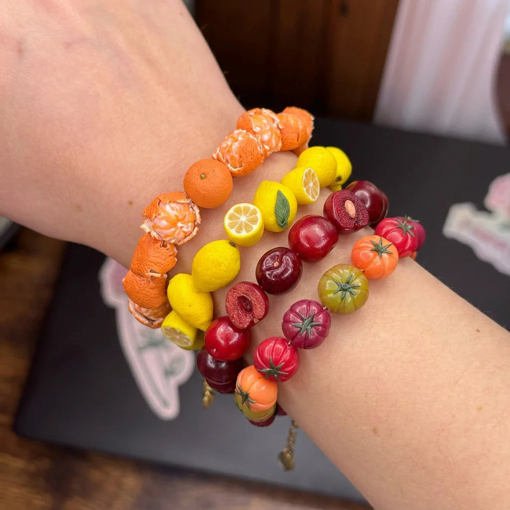 5 cuentas de resina de mini frutas – Bonitos dijes 3D de manzana y fresa para hacer joyas, pulseras, collares, colgantes y accesorios de manualidades