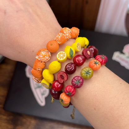 5 cuentas de resina de mini frutas – Bonitos dijes 3D de manzana y fresa para hacer joyas, pulseras, collares, colgantes y accesorios de manualidades
