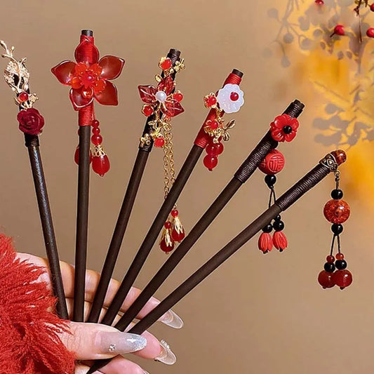 Palillo de pelo chino vintage de madera con flor roja – Horquilla Hanfu para mujer