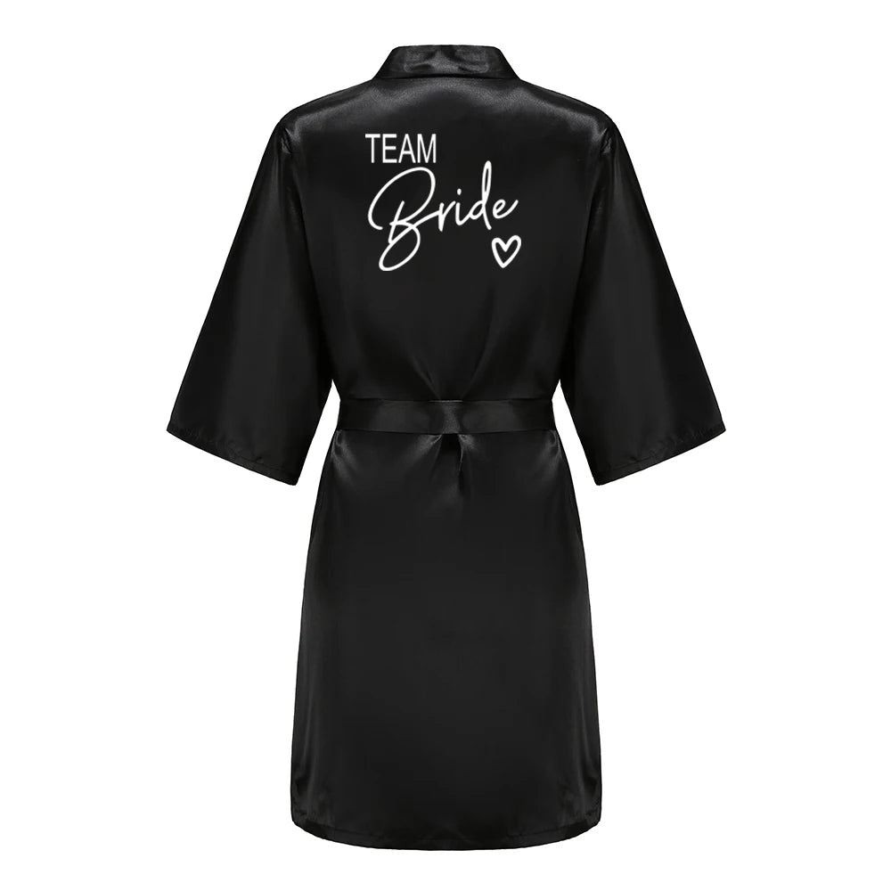 Bata de satén "Team Bride" – Kimono de pijama para fiesta de bodas con estampado de letras blancas | Regalo de despedida de soltera para mujer
