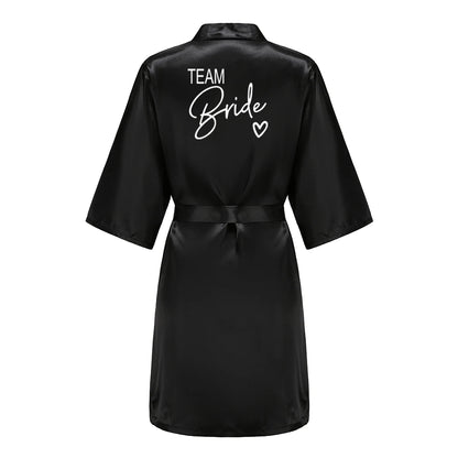 Bata de satén "Team Bride" – Kimono de pijama para fiesta de bodas con estampado de letras blancas | Regalo de despedida de soltera para mujer