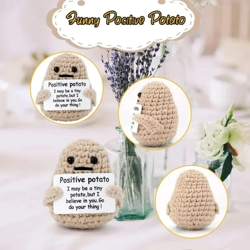 Peluche Pomme de terre Énergie positive – Décoration de chambre tricotée à la main en laine avec carte d'inspiration, cadeau de Noël mignon et amusant et ornement de bureau