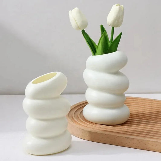 Jarrón Nórdico Espiral Blanco de Plástico – Contenedor Moderno para Arreglos Florales para Decoración de Hogar y Oficina