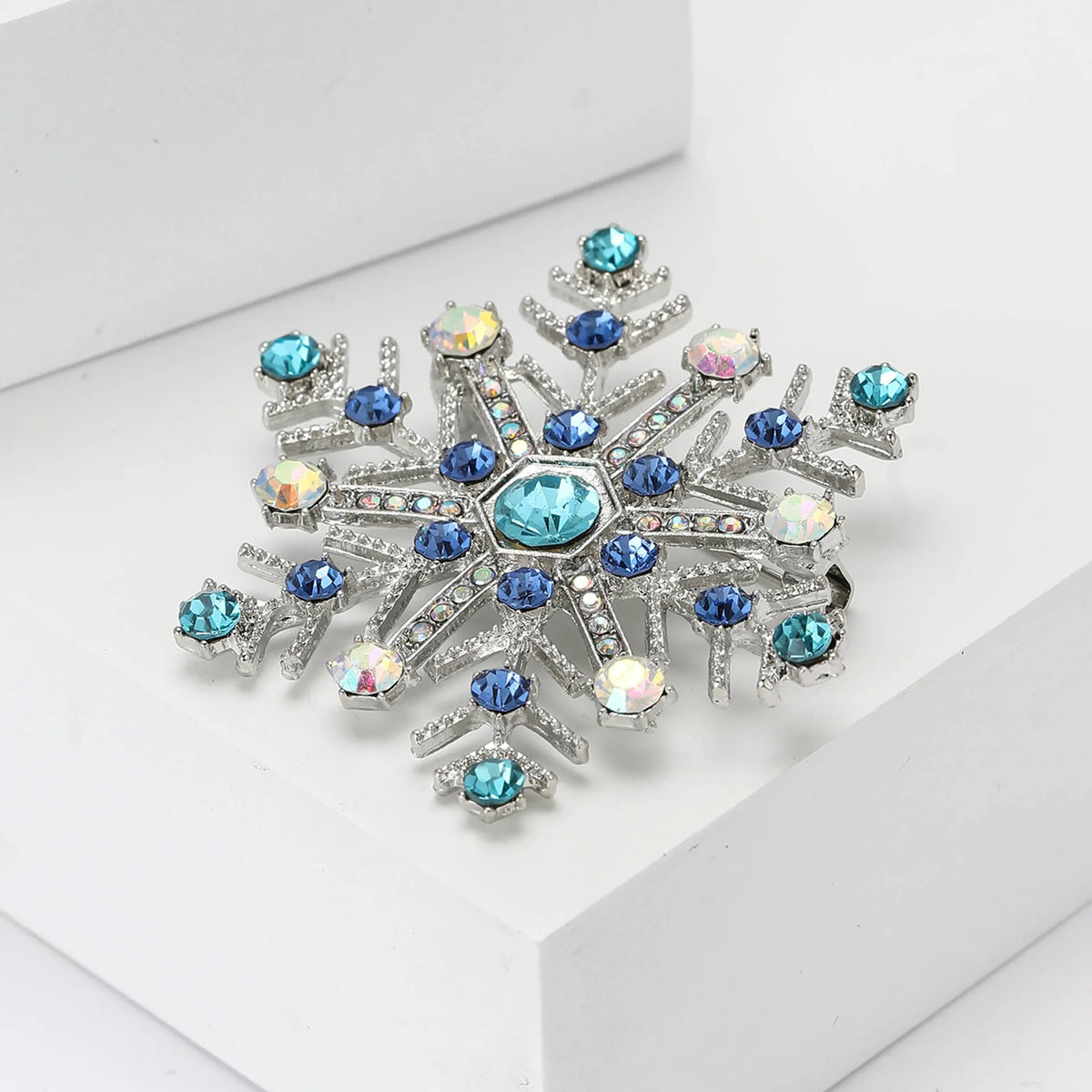 Christmas Snowflake Brooch – Blue Rhinestone Crystal Lapel Pin for Women, Festive Holiday Party Jewelry & Christmas Gift Accessory
