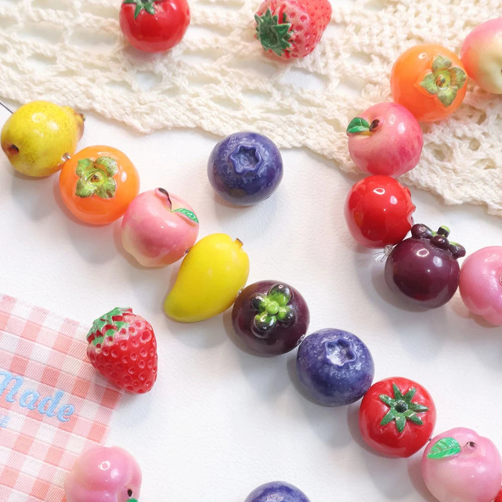 5 cuentas de resina de mini frutas – Bonitos dijes 3D de manzana y fresa para hacer joyas, pulseras, collares, colgantes y accesorios de manualidades