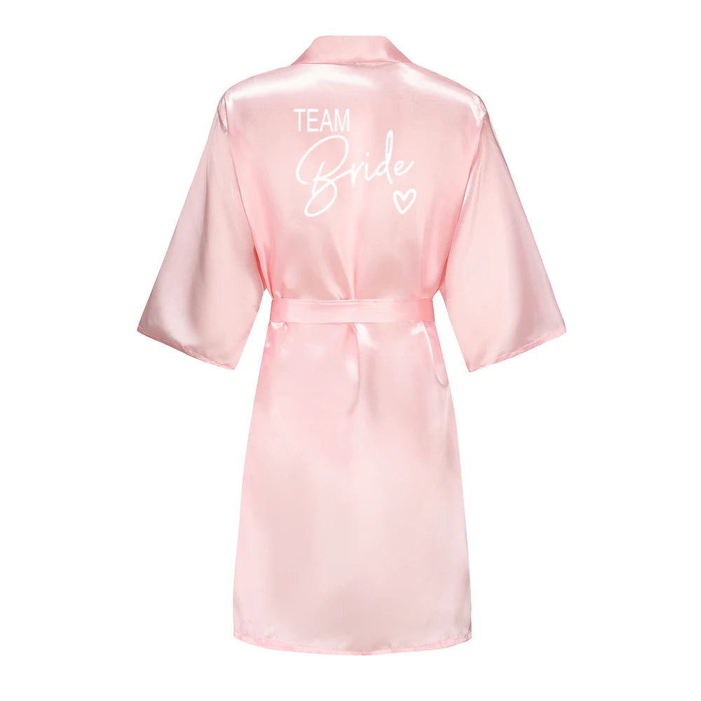 Bata de satén "Team Bride" – Kimono de pijama para fiesta de bodas con estampado de letras blancas | Regalo de despedida de soltera para mujer