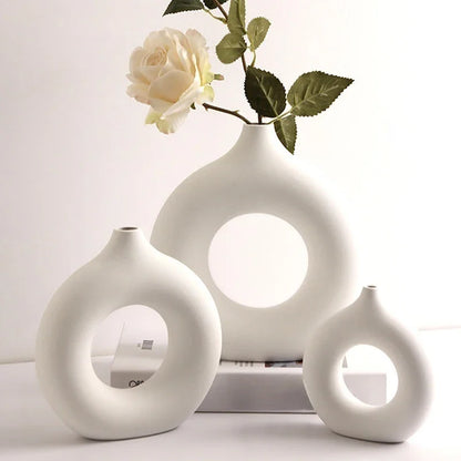 Nordic Donut-Shaped Decorative Vase – Modern Minimalist Plastic Flower Vase for Home & Table Décor