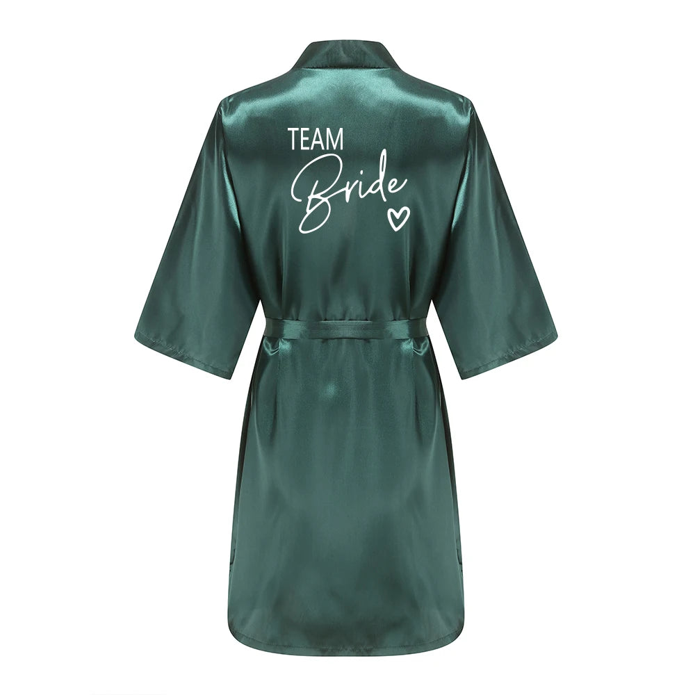 Bata de satén "Team Bride" – Kimono de pijama para fiesta de bodas con estampado de letras blancas | Regalo de despedida de soltera para mujer