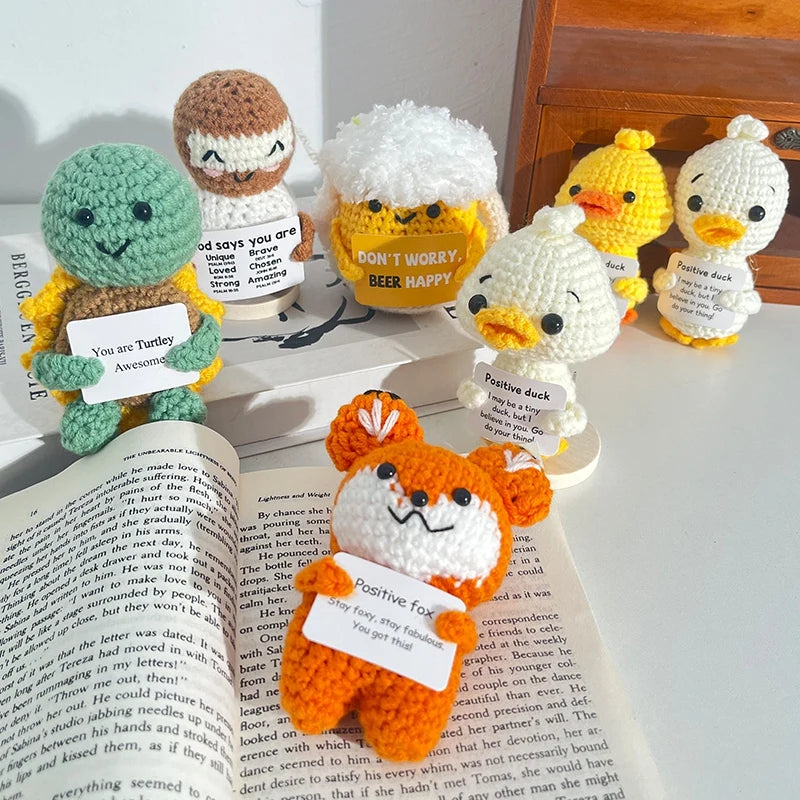 Poupée à énergie positive tissée à la main – Figurine en crochet de légumes et d'animaux avec carte de câlins, cadeau de festival fait à la main et artisanat de décoration intérieure créatif