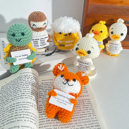 Poupée à énergie positive tissée à la main – Figurine en crochet de légumes et d'animaux avec carte de câlins, cadeau de festival fait à la main et artisanat de décoration intérieure créatif