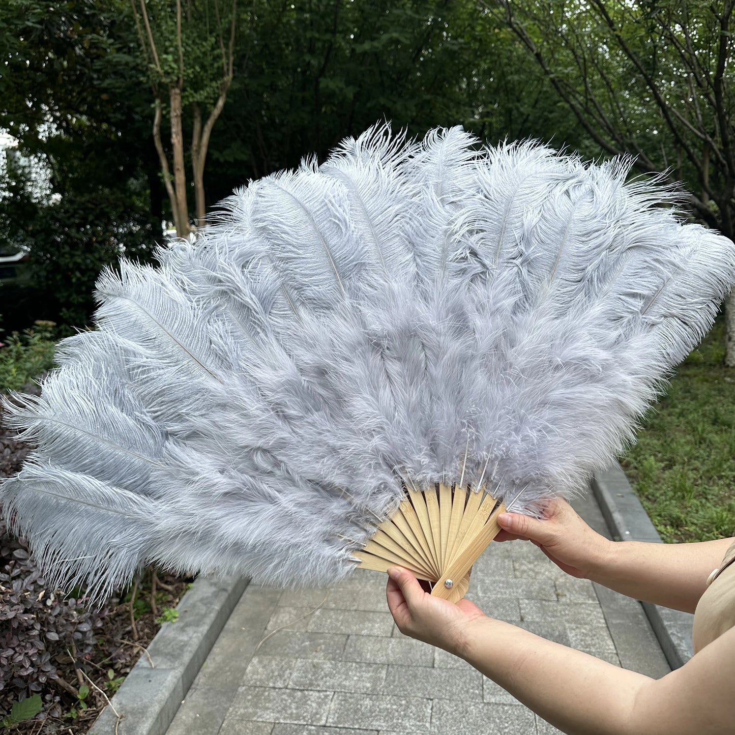 Abanico Grande de Plumas de Avestruz Blancas – Elegante Abanico para Baile y Actuaciones Escénicas (100 cm / 130 cm)