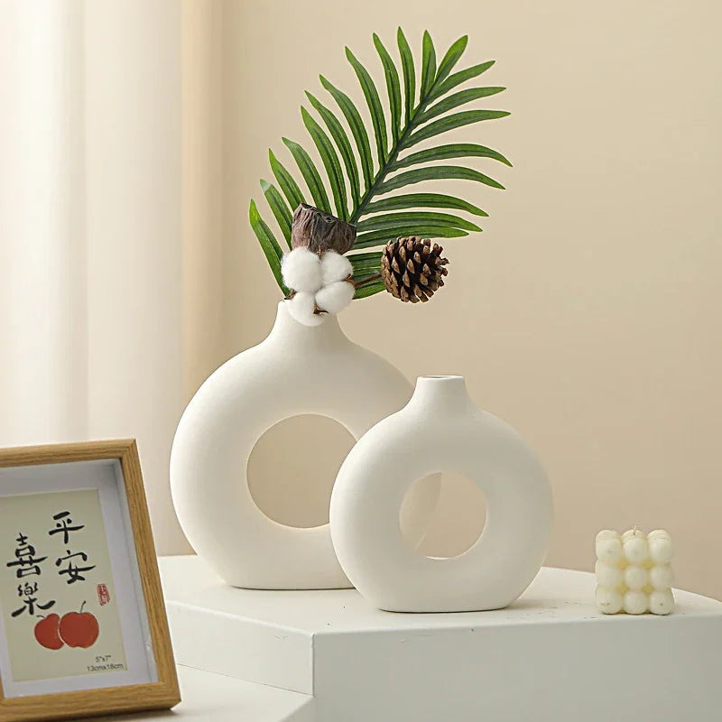 Nordic Donut-Shaped Decorative Vase – Modern Minimalist Plastic Flower Vase for Home & Table Décor