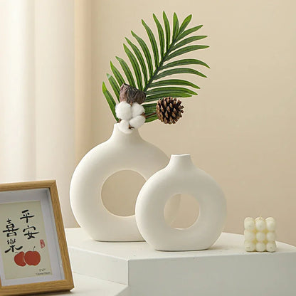 Nordic Donut-Shaped Decorative Vase – Modern Minimalist Plastic Flower Vase for Home & Table Décor