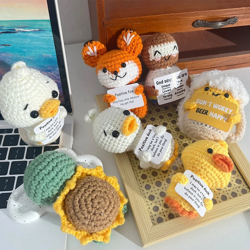 Poupée à énergie positive tissée à la main – Figurine en crochet de légumes et d'animaux avec carte de câlins, cadeau de festival fait à la main et artisanat de décoration intérieure créatif
