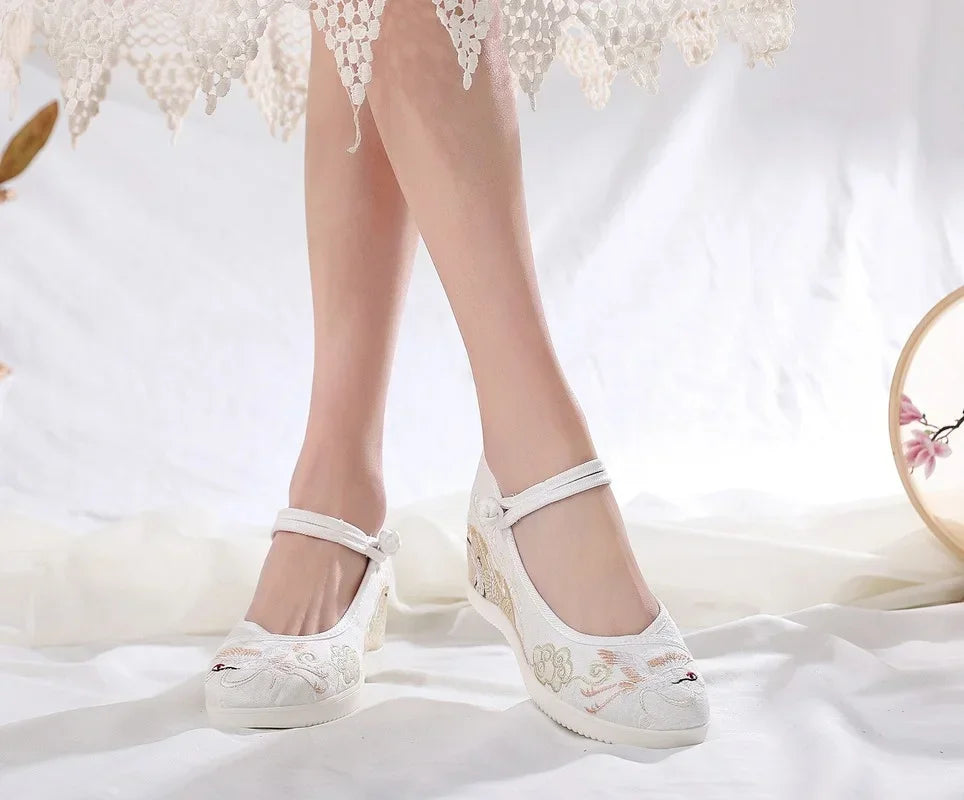 Zapatos de plataforma de lona bordados vintage para mujer – Zapatos casuales estilo étnico chino Hanfu, zapatillas sin cordones Harajuku de otoño