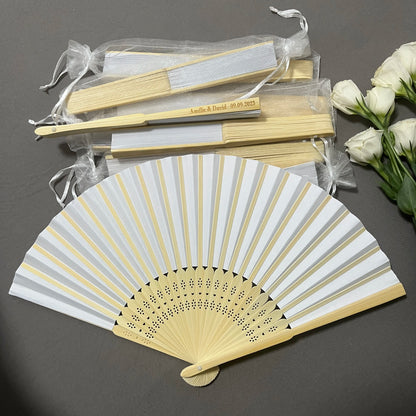 20/50/80 abanicos de papel plegables blancos grabados personalizados – Elegantes recuerdos de boda con bolsa de regalo de organza | Suministros portátiles para eventos