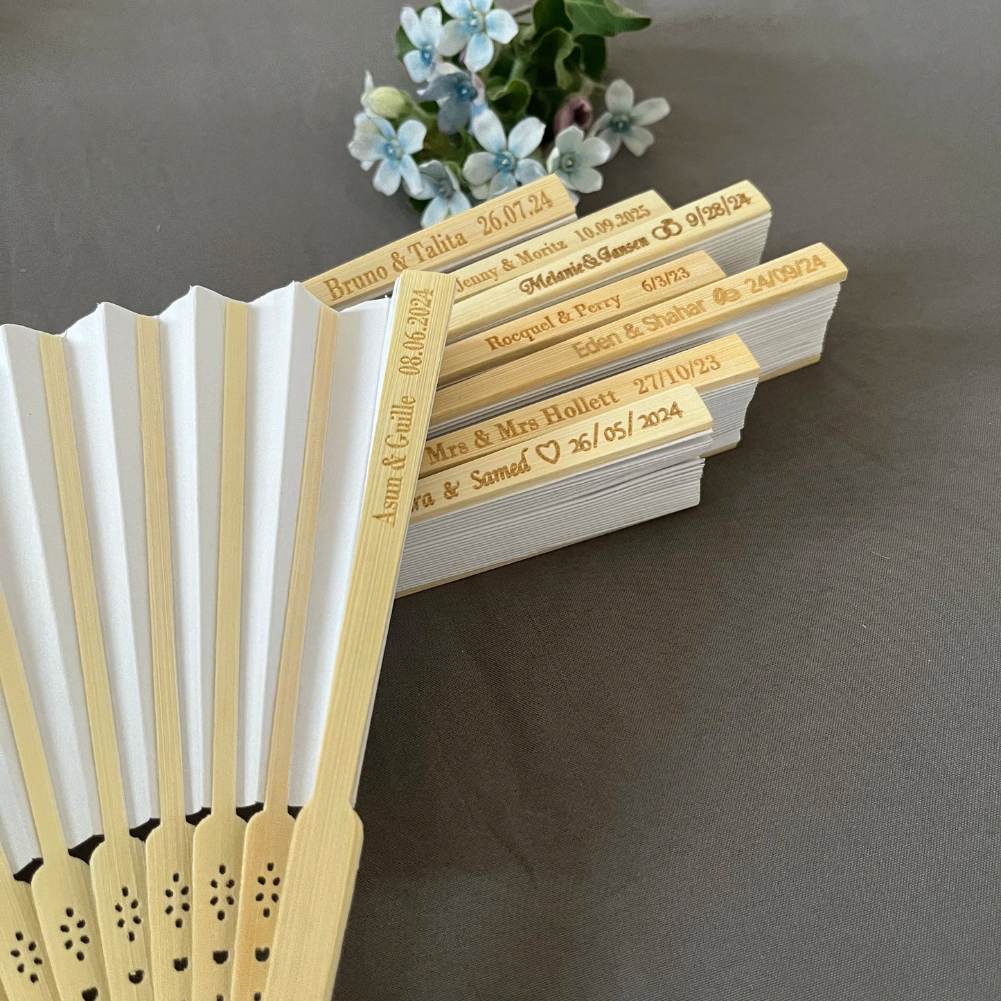 20/50/80 abanicos de papel plegables blancos grabados personalizados – Elegantes recuerdos de boda con bolsa de regalo de organza | Suministros portátiles para eventos