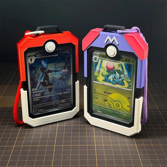 Estuche expositor para cartas de Pokémon con forma de Poké Ball | Soporte rígido protector para cartas con cordón para JCC Pokémon