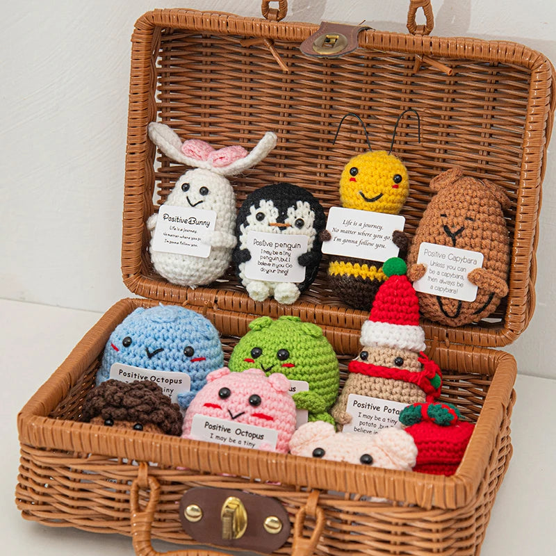 Poupée à énergie positive tissée à la main – Figurine en crochet de légumes et d'animaux avec carte de câlins, cadeau de festival fait à la main et artisanat de décoration intérieure créatif