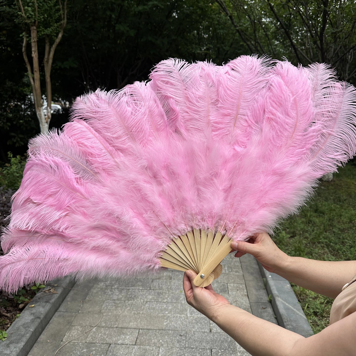 Abanico Grande de Plumas de Avestruz Blancas – Elegante Abanico para Baile y Actuaciones Escénicas (100 cm / 130 cm)