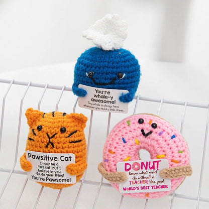 Poupée à énergie positive tissée à la main – Figurine en crochet de légumes et d'animaux avec carte de câlins, cadeau de festival fait à la main et artisanat de décoration intérieure créatif