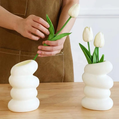 Jarrón Nórdico Espiral Blanco de Plástico – Contenedor Moderno para Arreglos Florales para Decoración de Hogar y Oficina