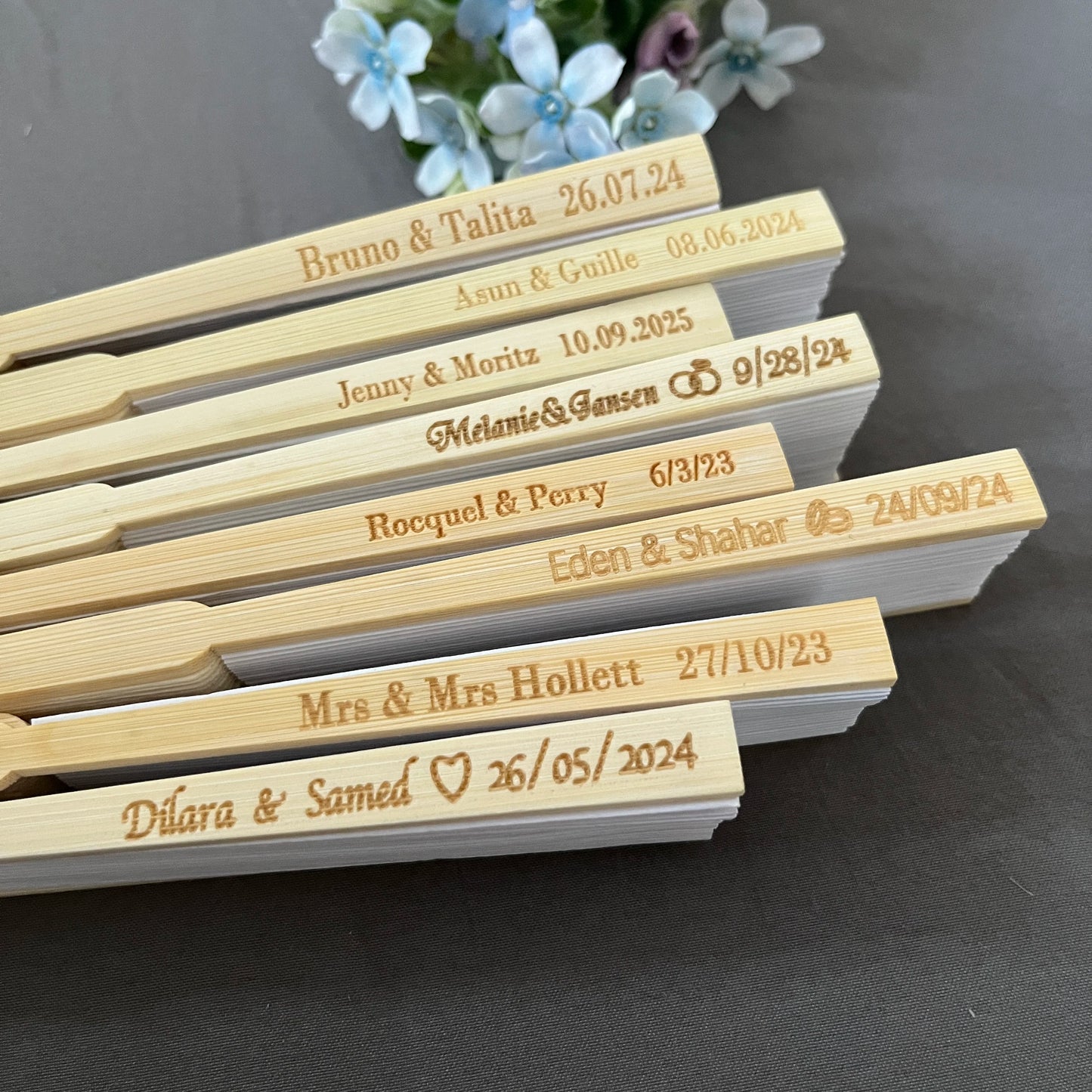 20/50/80 abanicos de papel plegables blancos grabados personalizados – Elegantes recuerdos de boda con bolsa de regalo de organza | Suministros portátiles para eventos
