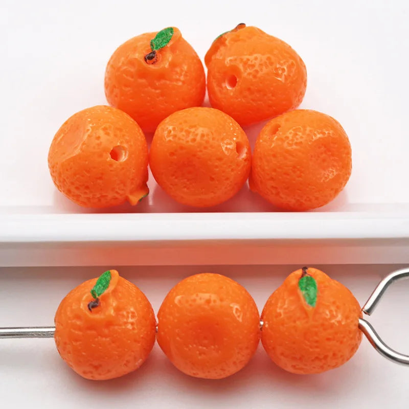 5 cuentas de resina de mini frutas – Bonitos dijes 3D de manzana y fresa para hacer joyas, pulseras, collares, colgantes y accesorios de manualidades