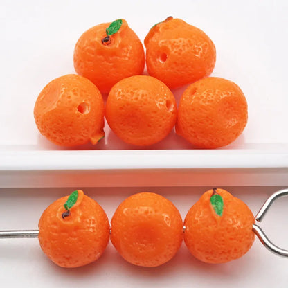5 cuentas de resina de mini frutas – Bonitos dijes 3D de manzana y fresa para hacer joyas, pulseras, collares, colgantes y accesorios de manualidades