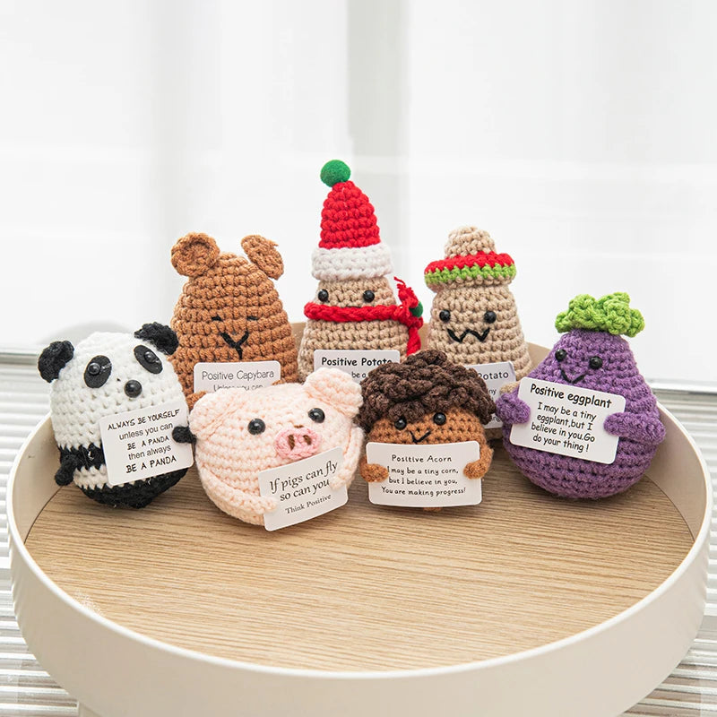 Poupée à énergie positive tissée à la main – Figurine en crochet de légumes et d'animaux avec carte de câlins, cadeau de festival fait à la main et artisanat de décoration intérieure créatif