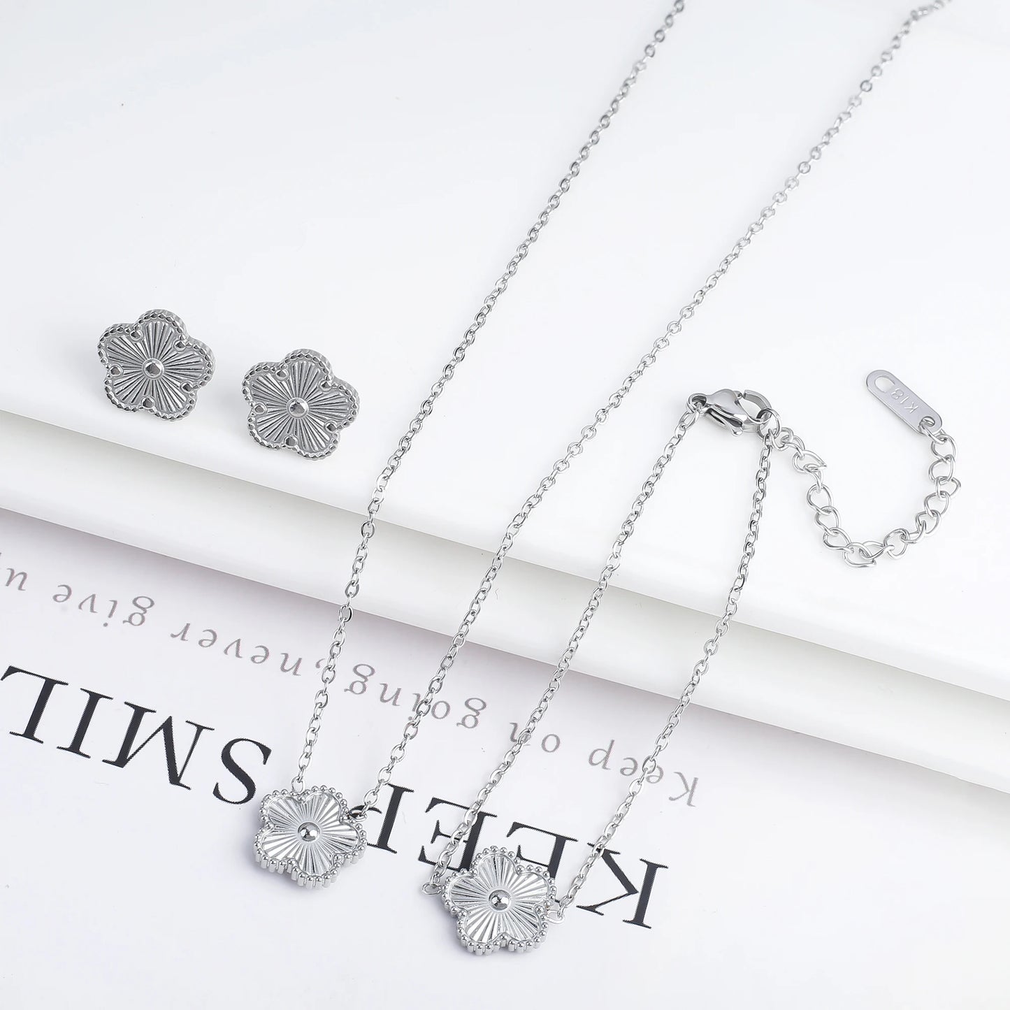 3Pcs Women’s 18K Gold Plated Five Leaf Flower Jewelry Set Clover Necklace Earrings Bracelet Party