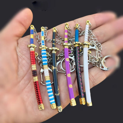 Set de 6 llaveros mini espada katana – Dijes coleccionables inspirados en animes y juegos de 3.54 pulgadas con vainas, genial regalo colgante para mochilas de hombres y niños