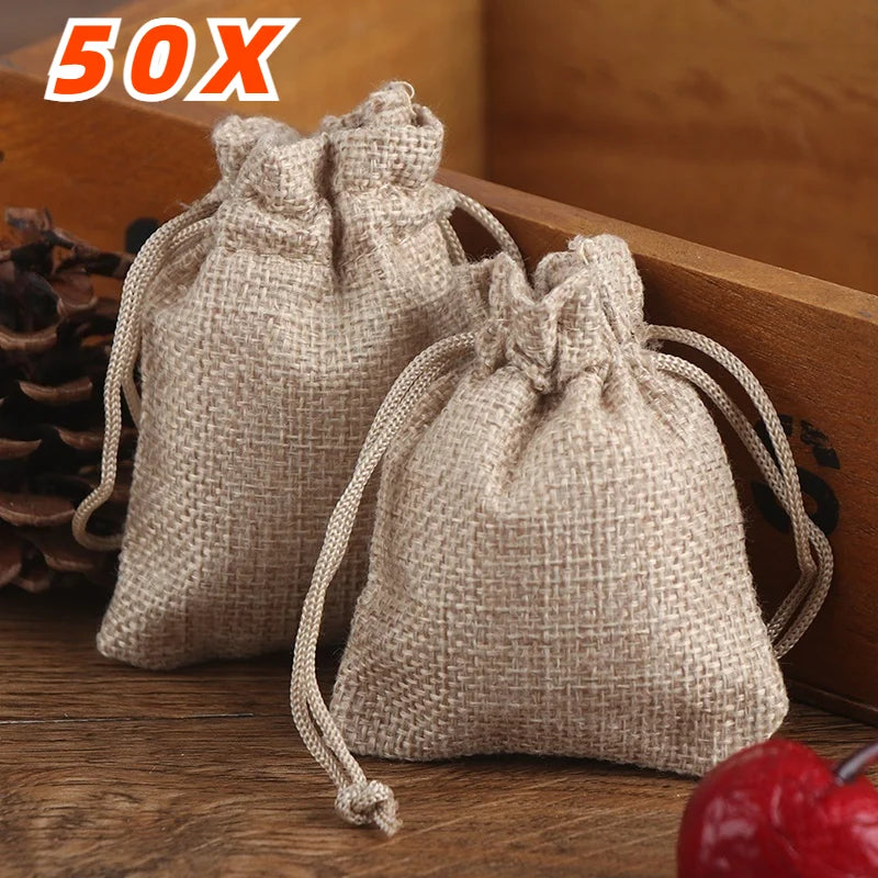 50 SACS CADEAUX en toile de jute avec cordon de serrage – Sacs à dragées en jute pour mariages, bonbons, bijoux et emballages DIY