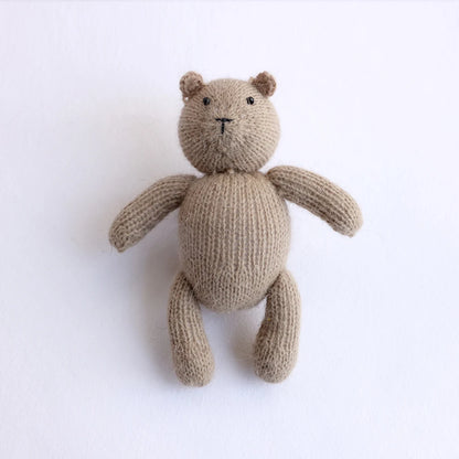 Accessoire Photo Ours en Peluche Tricoté Fait Main – Adorable Poupée Animal en Mohair au Crochet pour Séances Photo de Nouveaux-Nés & Stylisme Studio