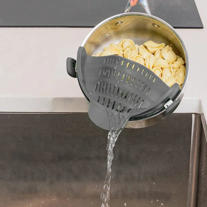 Universal Silicone Clip-On Pot Strainer – Food-Grade Anti-Spill Pasta Colander with Secure Pan Attachment, Reusable Fruit & Vegetable Drainer