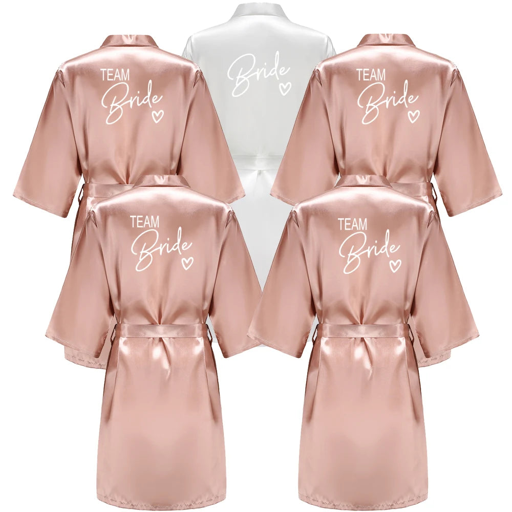 Bata de satén "Team Bride" – Kimono de pijama para fiesta de bodas con estampado de letras blancas | Regalo de despedida de soltera para mujer