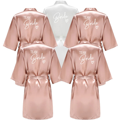 Bata de satén "Team Bride" – Kimono de pijama para fiesta de bodas con estampado de letras blancas | Regalo de despedida de soltera para mujer