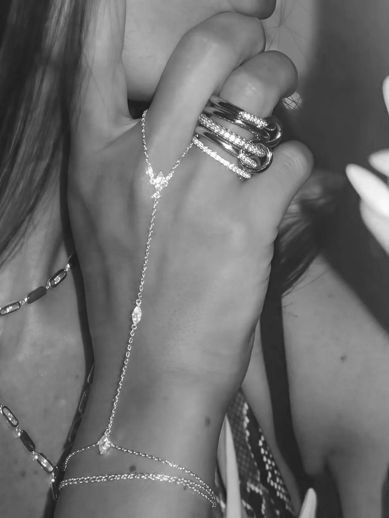Pulsera de dedo con cadena ultradelgada de 2 piezas – Joyas de cadena de mano minimalistas en capas para mujer | Accesorio de moda diario
