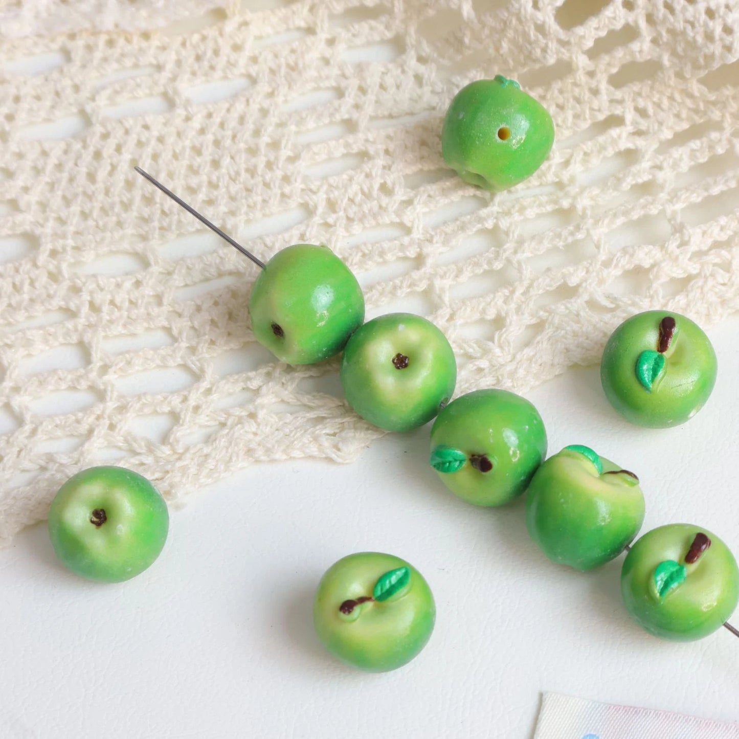 5 cuentas de resina de mini frutas – Bonitos dijes 3D de manzana y fresa para hacer joyas, pulseras, collares, colgantes y accesorios de manualidades