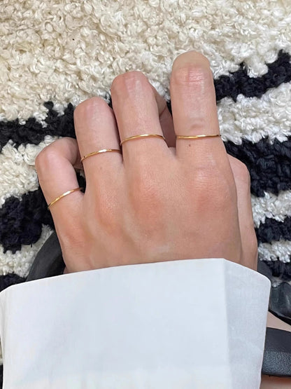 Anillo de Acero Inoxidable 316L Chapado en Oro PVD de 18K Ultrafino – Banda Apilable Minimalista de 0.5mm Resistente al Deslustre para Mujer