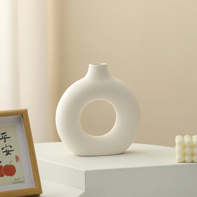 Nordic Donut-Shaped Decorative Vase – Modern Minimalist Plastic Flower Vase for Home & Table Décor