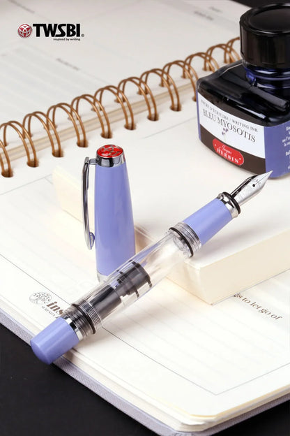 Set de pluma estilográfica TWSBI Diamond 580 Mini Lavanda Púrpura – Edición Limitada con caja de tinta de regalo, pluma de escritura premium para diario, caligrafía, negocios y colección de papelería