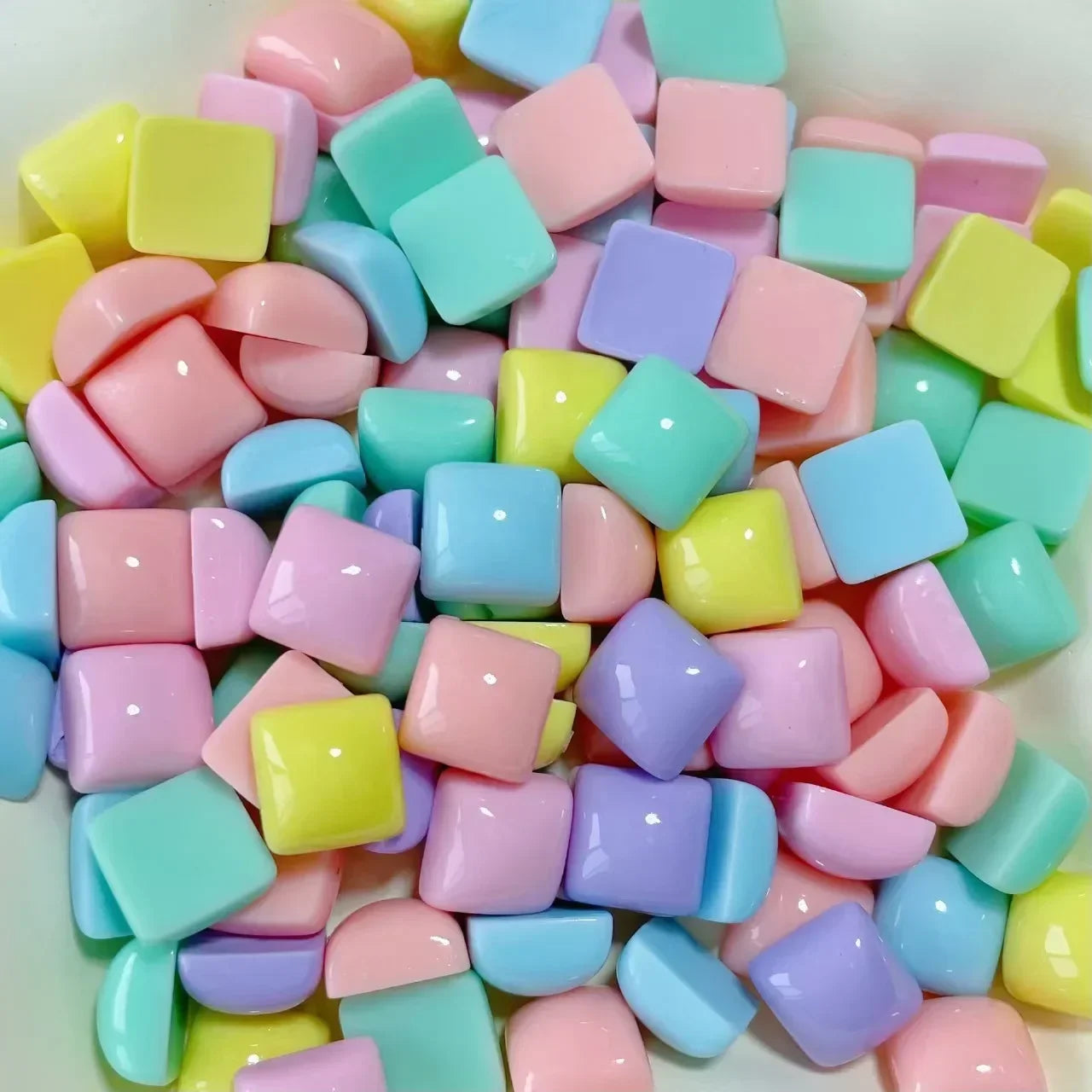 30/300pcs Mini Breloques en Résine Bonbon Fleur Amour – Mignons Accessoires de Bricolage pour Nail Art, Barrettes à Cheveux, Scrapbooking, Bijoux Faits Main et Projets Créatifs pour Enfants