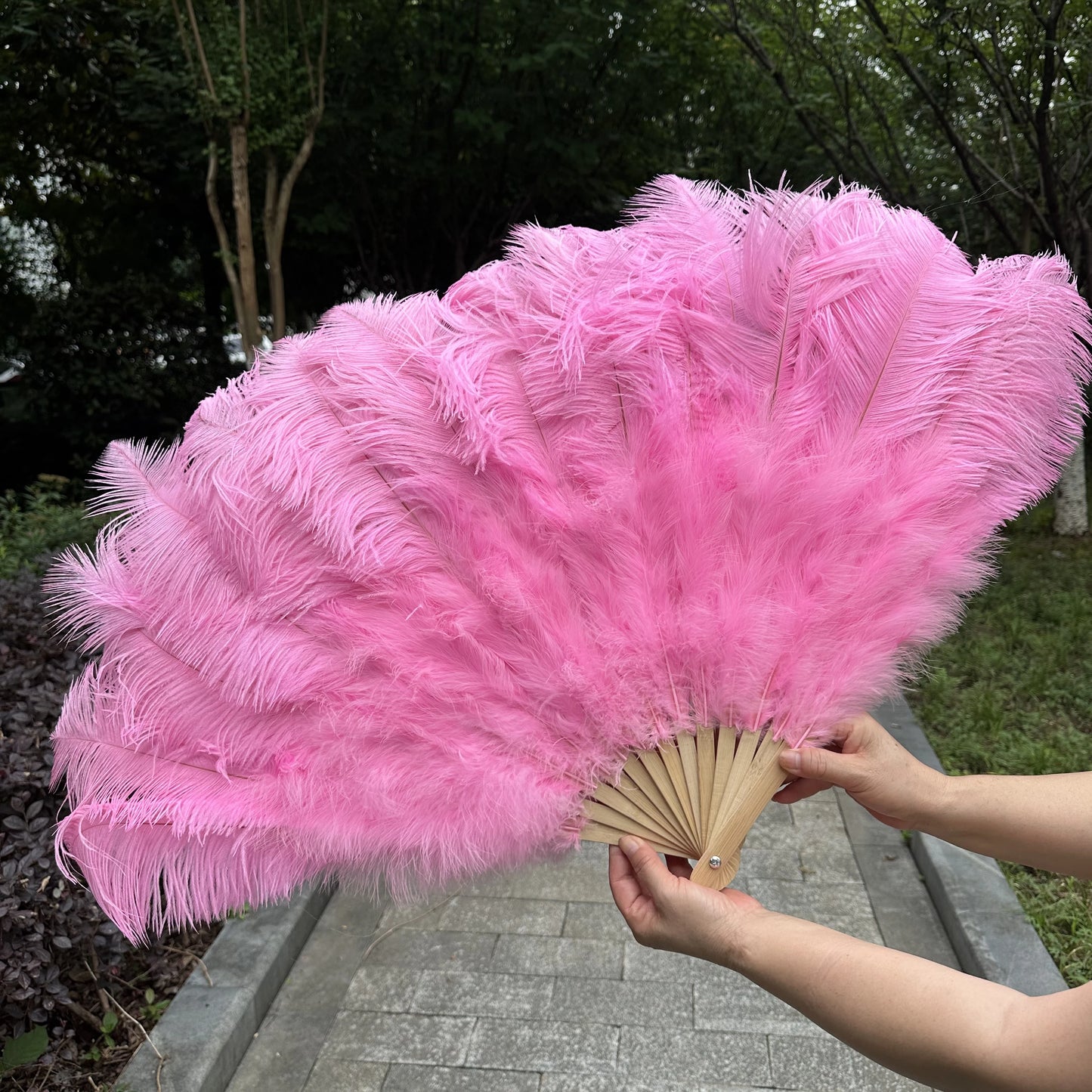 Abanico Grande de Plumas de Avestruz Blancas – Elegante Abanico para Baile y Actuaciones Escénicas (100 cm / 130 cm)