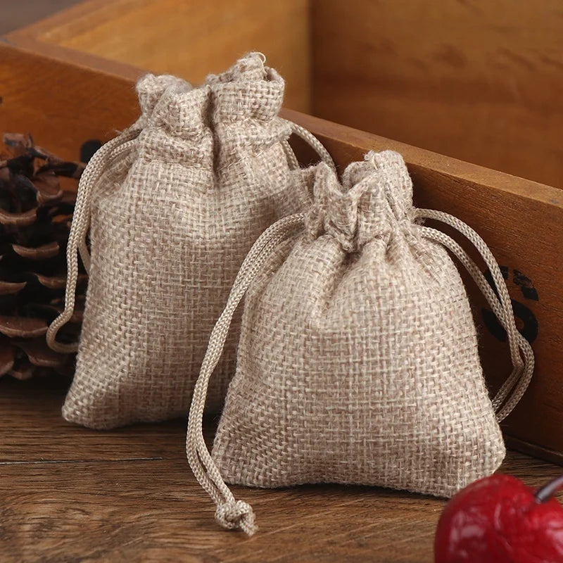 50 SACS CADEAUX en toile de jute avec cordon de serrage – Sacs à dragées en jute pour mariages, bonbons, bijoux et emballages DIY